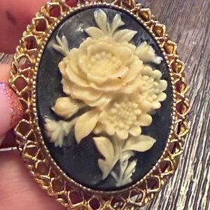 Elegant Gold and Cream Floral vintage Brooch